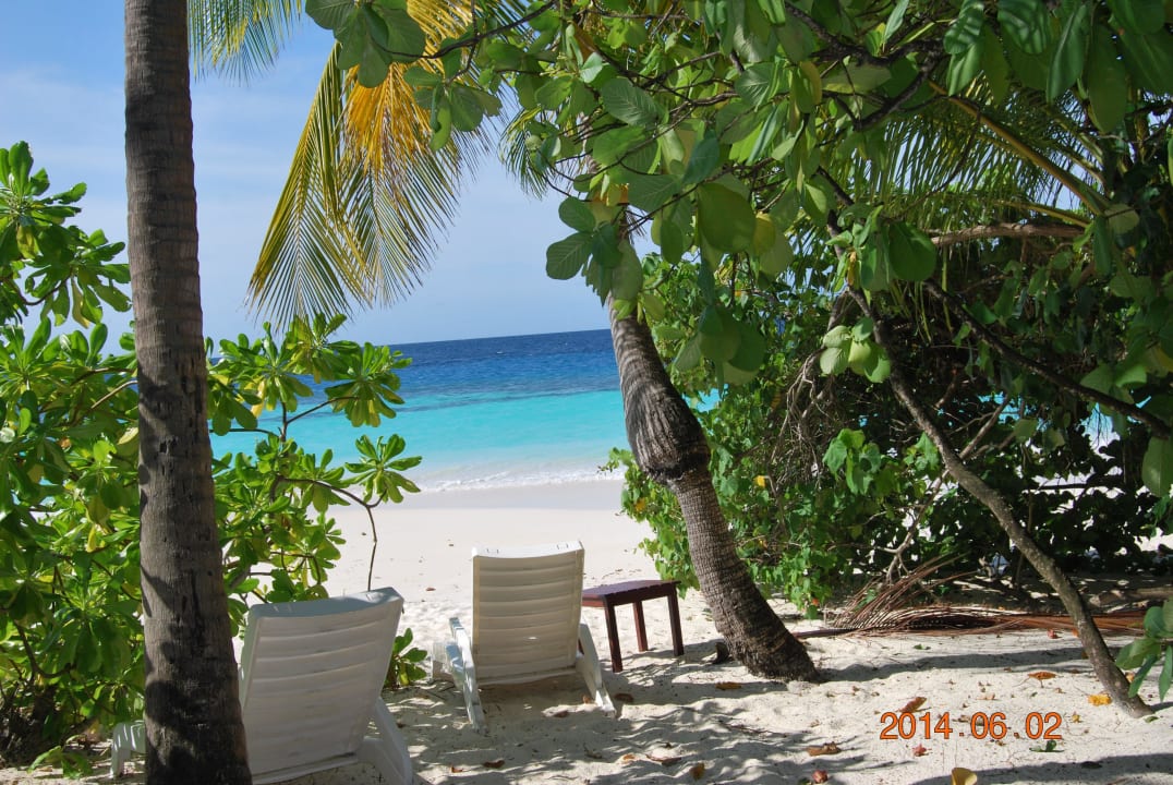 Liegen vor den Bungis Angaga Island Resort