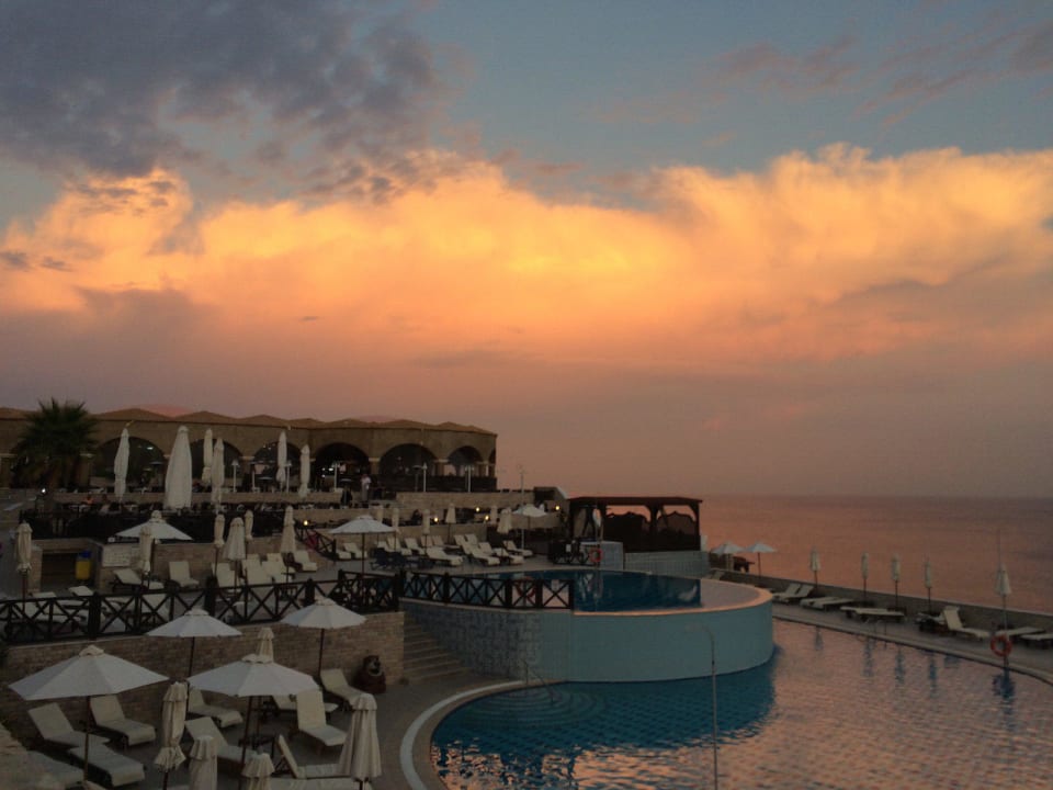 Restaurant und Pool am Abend Hotel Kalithea Horizon Royal