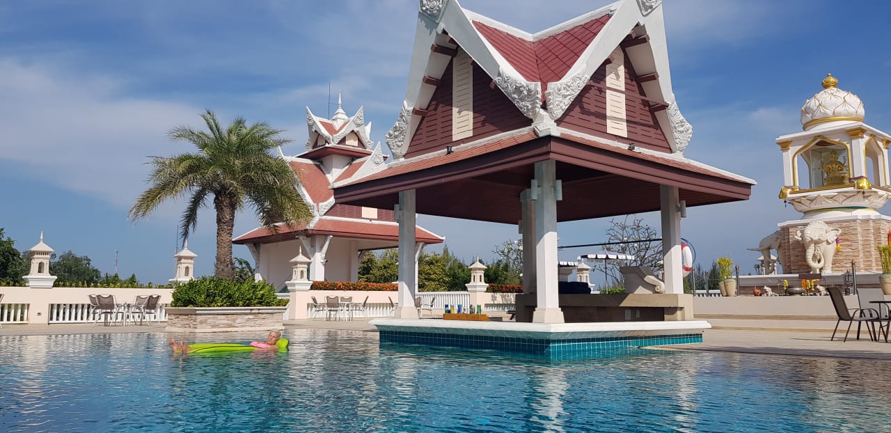 Pool Hotel Grand Pacific Sovereign Resort & Spa