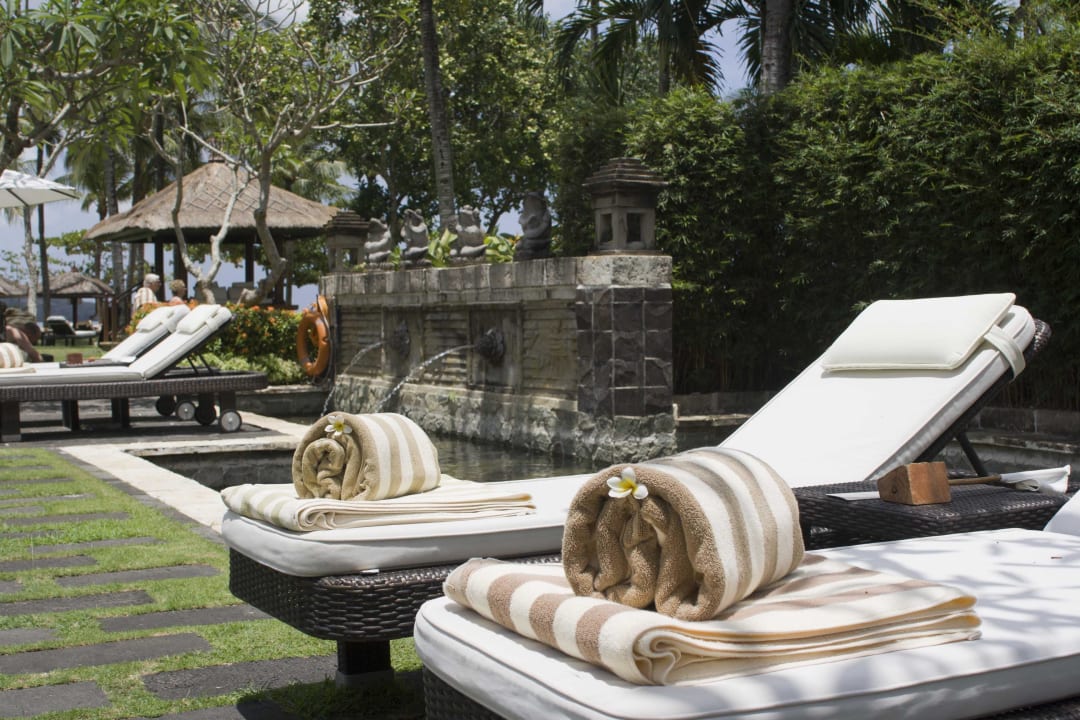 Liegen am Pool InterContinental Bali Resort