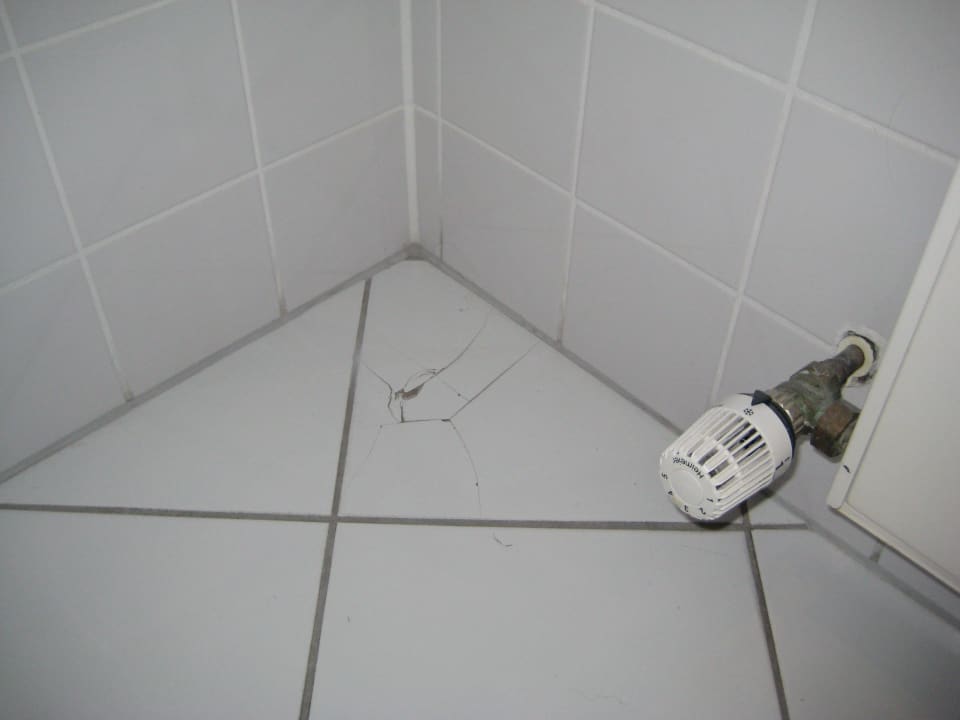 Bad im Deluxe-Zimmer Göbel's Hotel Quellenhof