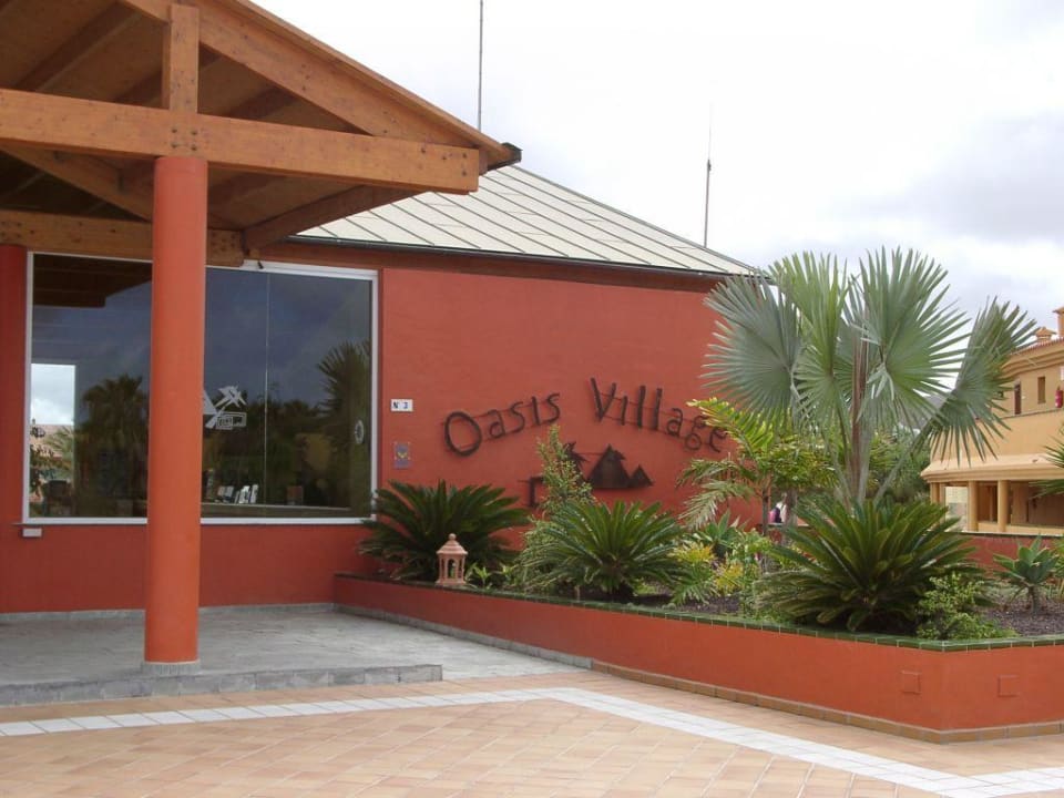 Eingang Hotel Oasis Village