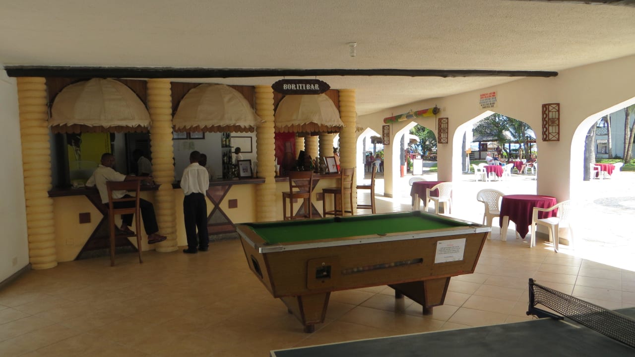 Die Boriti Bar am Pool innen Hotel Southern Palms Beach Resort