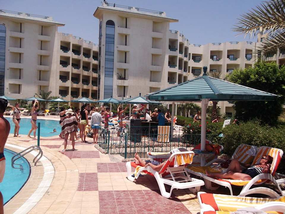 Basen i jeden z kilku budynków Moreno Horizon Spa & Resort