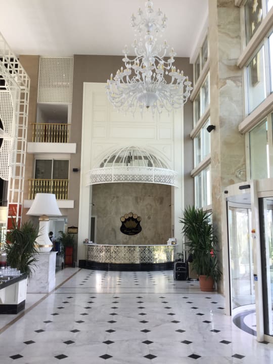 Lobby Well Palace Side