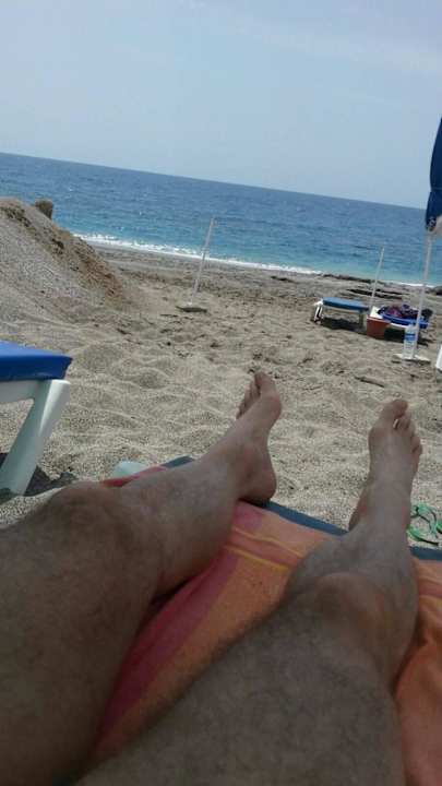 Strandliegen und Sonnenschirm kosten 1€ am Tag Doris Aytur Hotel