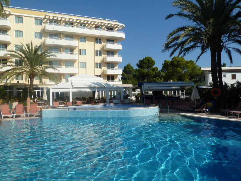 Blick vom Pool zum Hotel Aparthotel Ivory Playa