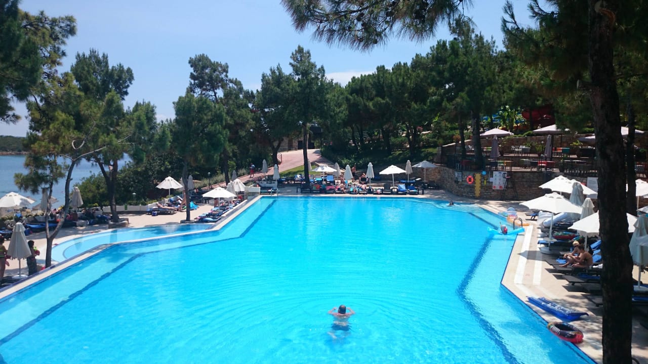 Basen przy plaży widok z restauracji Bodrum Park Resort
