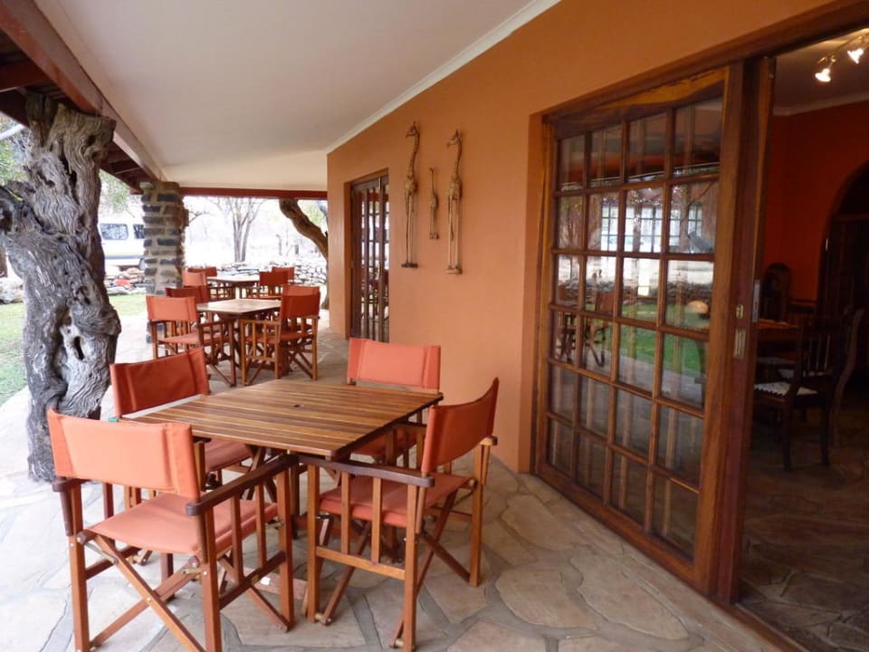 Gepflegte Terrasse am Haupthaus Ohange Lodge