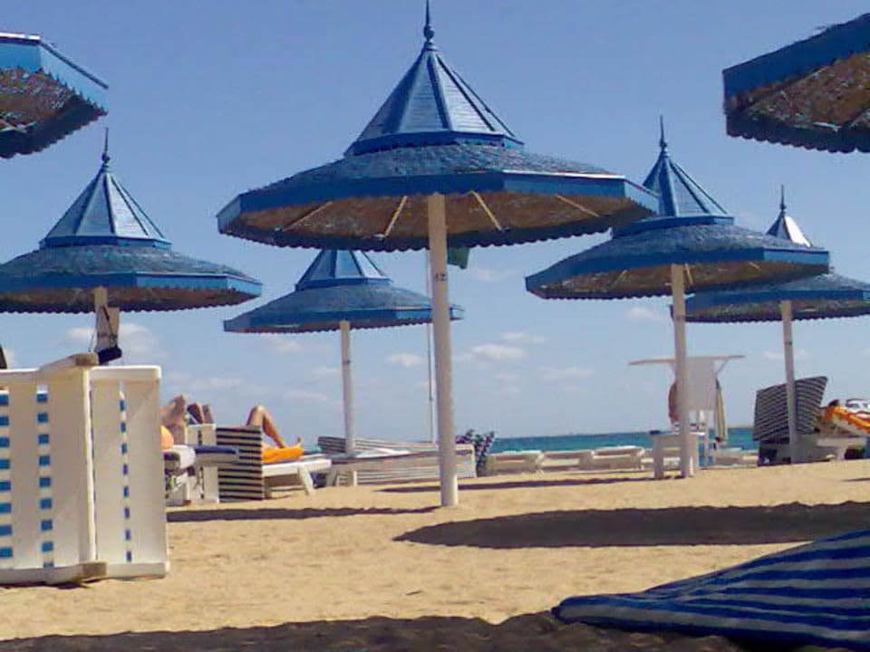 Der Strand ... morgens um 8:30 Uhr The Grand Hotel Hurghada
