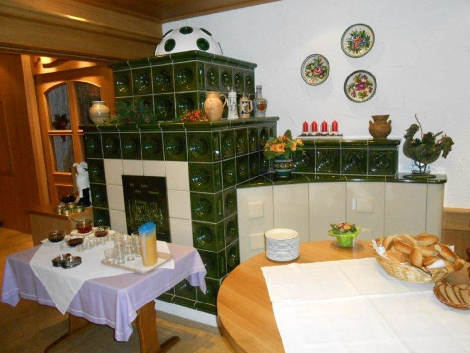 Kachelofen im Frühstücksraum Landgasthof Zum Jossgrund