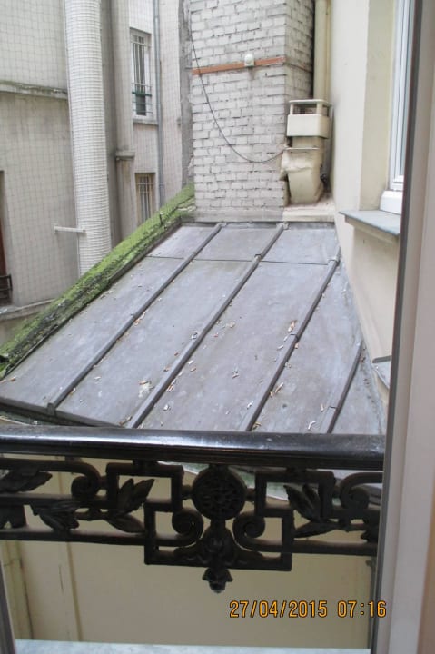 Zimmer mit Aussicht auf verdreckten Innenhoff Hotel Opera Lafayette