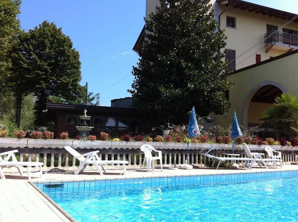 Pool/Hauptgebäude Hotel Magnolia