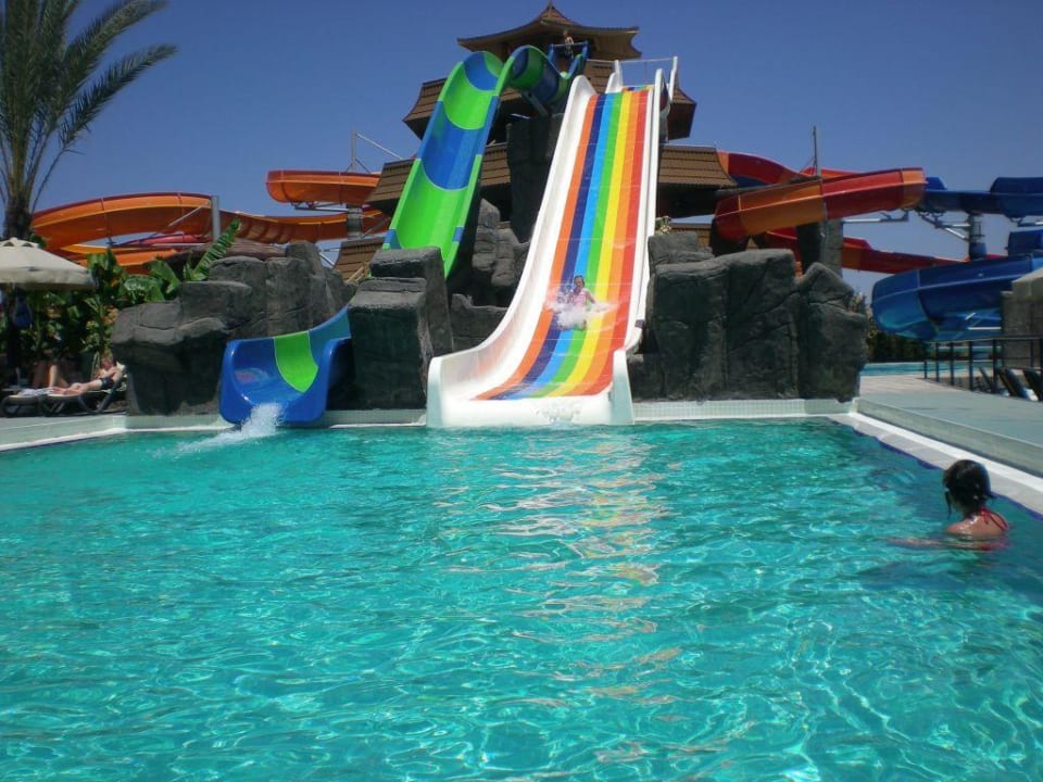 Photo d'une des piscine avec tobogan Hotel Royal Dragon
