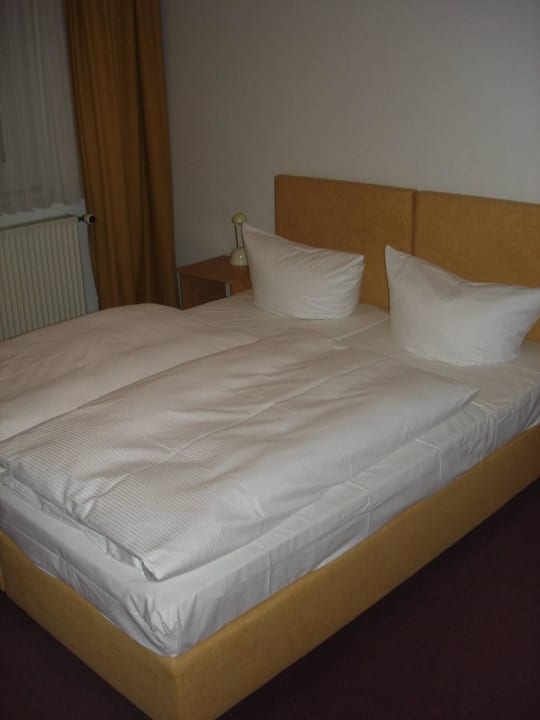 Doppelbett im Schlafzimmer Days Inn Leipzig City Centre