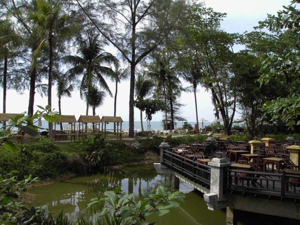Blick auf den Strand und das Frühstücksrestaurant Moracea by Khao Lak Resort