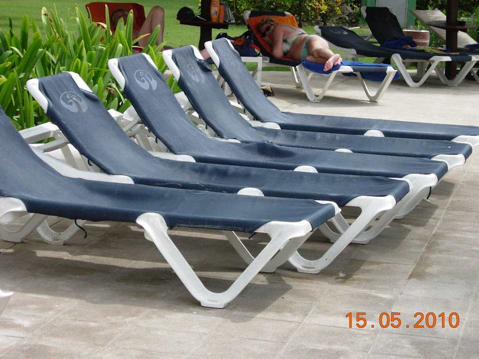 Kaputte Liegen am Pool Grand Palladium Select Bávaro Resort & Spa