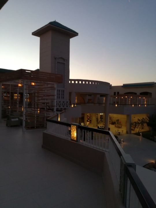 Terrassen-Bar vor der Lobby Coral Sea Holiday Village