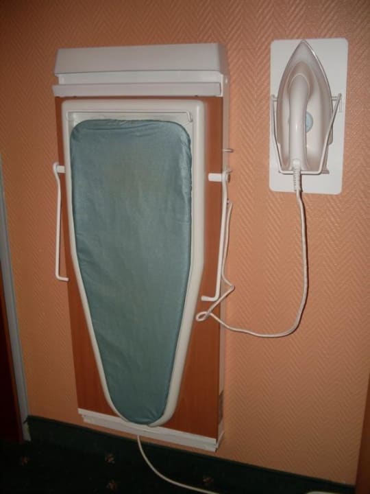 Bügelbrett und Bügeleisen Holiday Inn Berlin Airport - Conference Centre