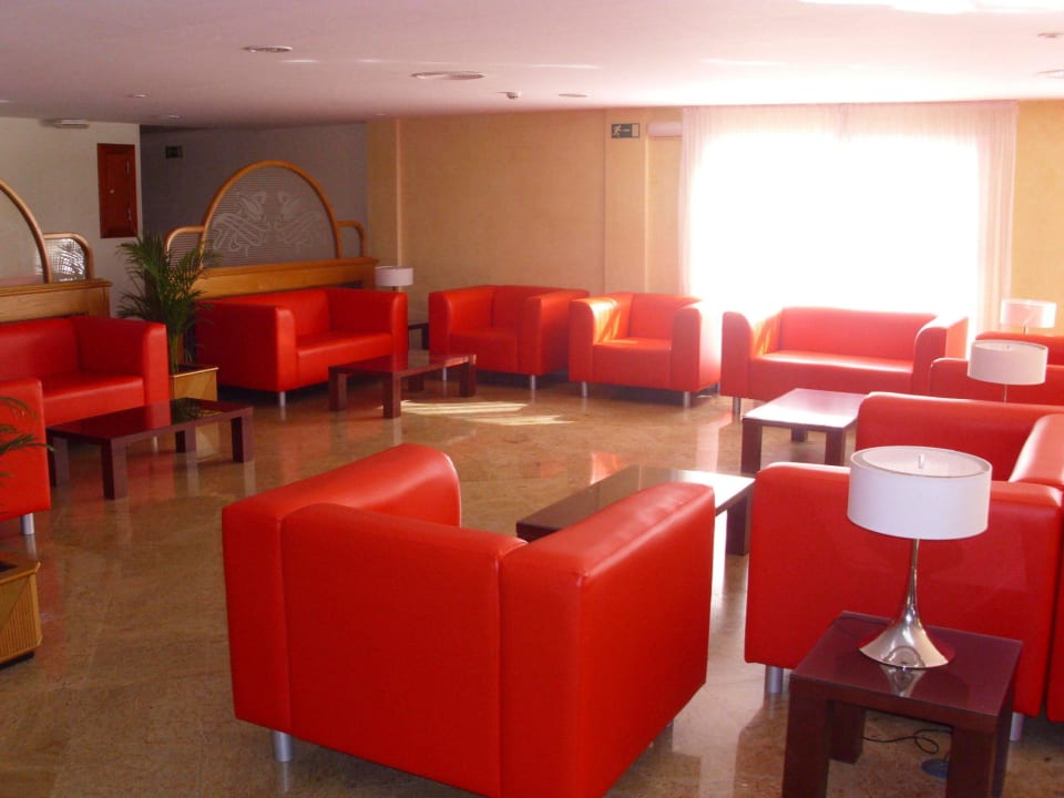 Sitzgruppe in der Lobby Mac Puerto Marina Benalmádena