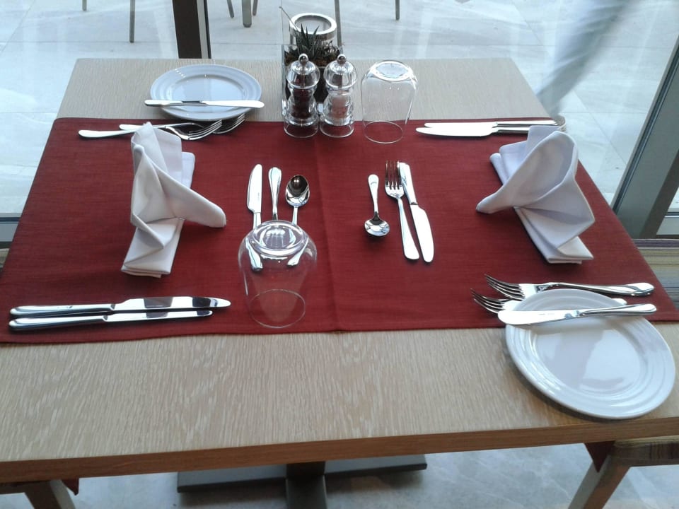 Zum Abendessen  Acanthus Cennet Barut Collection