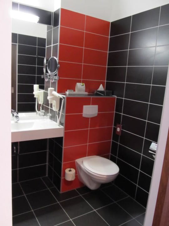 Bad im Einzelzimmer Best Western Plus Amedia Wien
