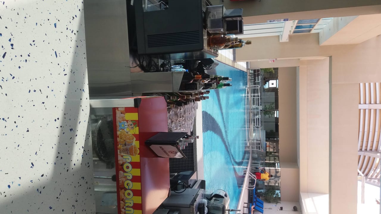 Poolanlage auf dem Dachgeschoss Grand Millennium Al Wahda Abu Dhabi