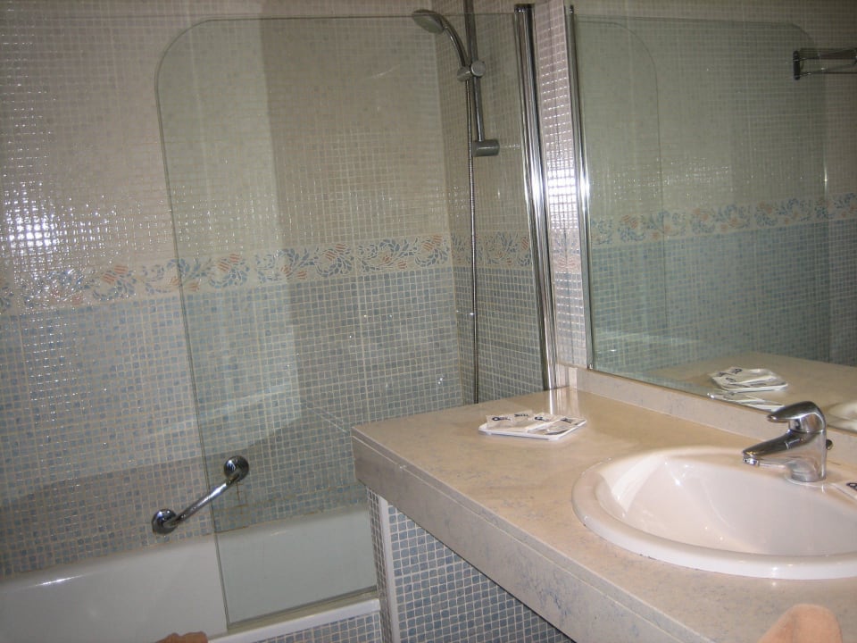 Dusche/Badewanne mit Waschbecken SBH Club Paraiso Playa