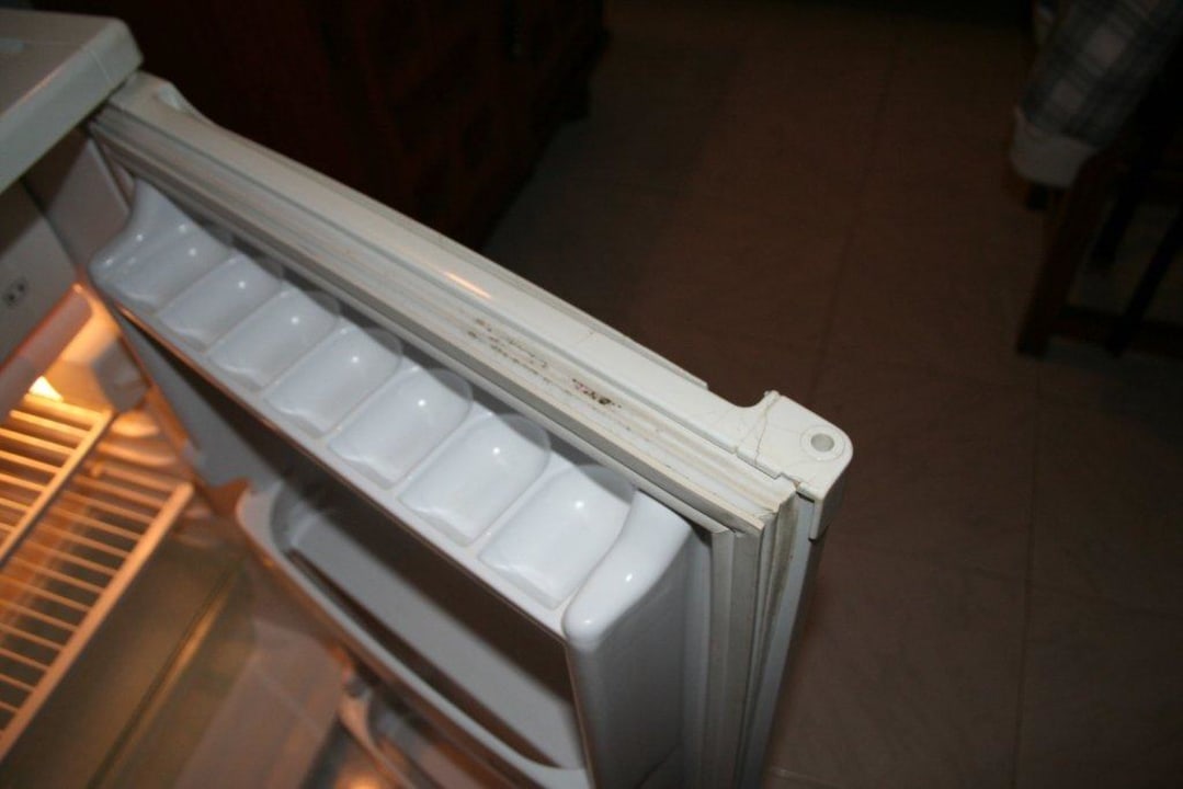 Schimmeliger Kühlschrank HL Miraflor Suites Hotel