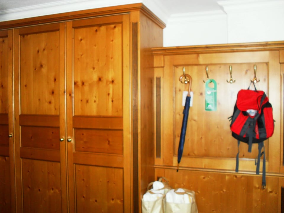 Gardarobe mit gestellten Utensilien vom Hotel Hotel Tauernhof