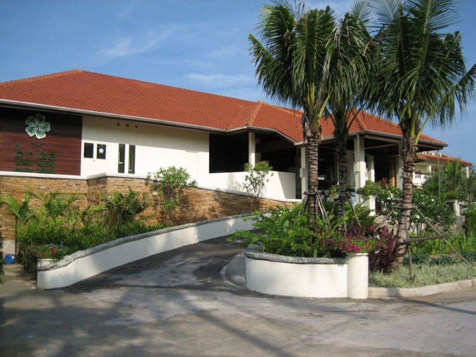 Einfahrt zum Hotel The Briza Beach Resort Khaolak