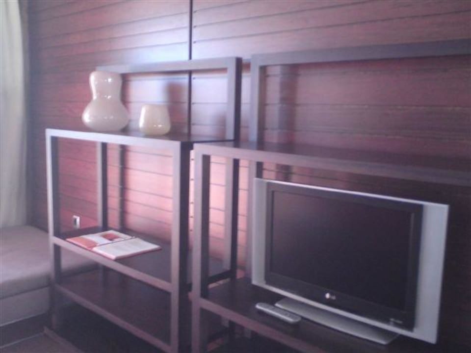 Fernsehwand im Wohnbereich einer Suite Salobre Hotel Resort & Serenity