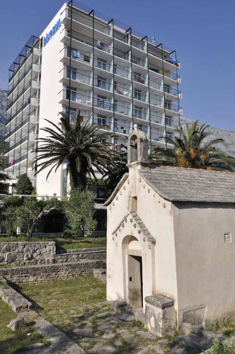 Blick über die alte Kapelle neben dem Pool Bluesun Hotel Neptun