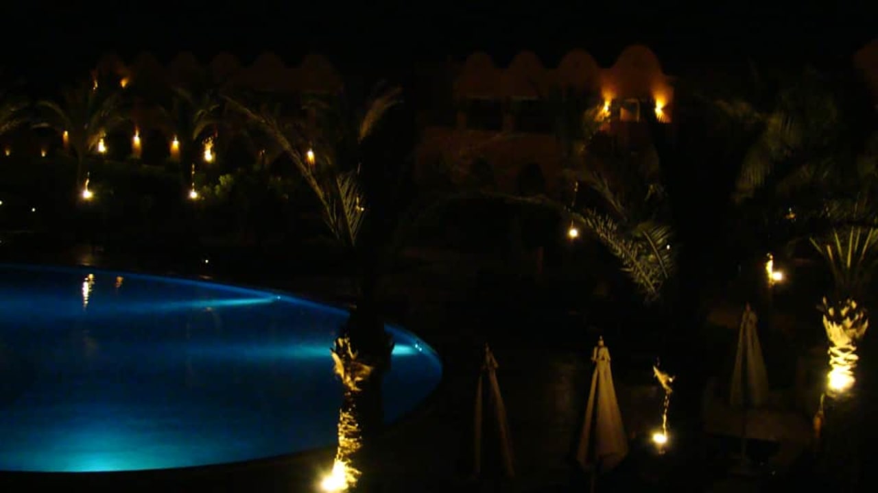 Okolica basenu głównego nocą Novotel Marsa Alam Beach Resort