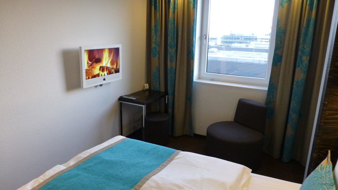 TV und kleiner Tisch ohne Steckdose Motel One Hamburg-Alster