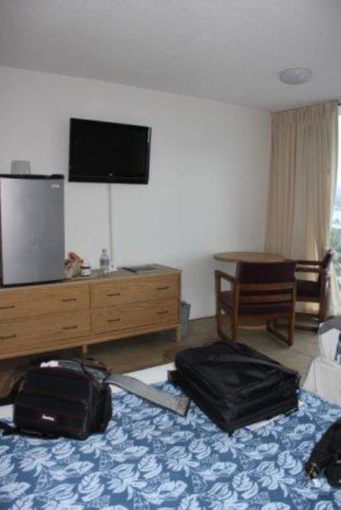 Fernseher und Kühlschrank Grand Naniloa Hotel, a Doubletree by Hilton