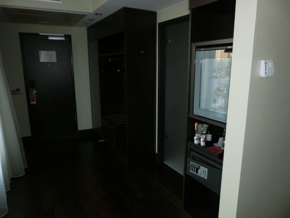 Blick ins Zimmer - leider etwas dunkel NH Collection Dresden Altmarkt