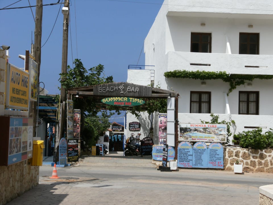 Der Weg über die Strasse zum Strand Cactus Royal