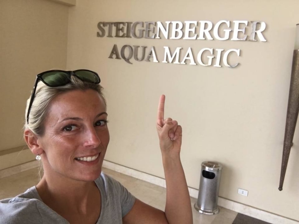 Neben der Eingangstür Steigenberger Aqua Magic