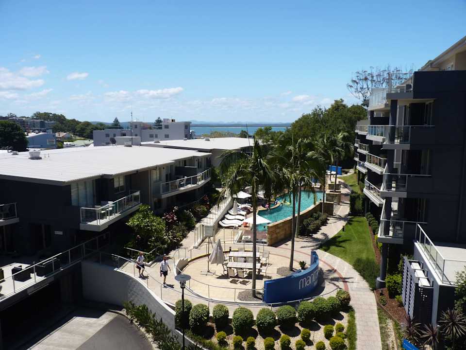 Blick vom Balkon zur Poolanlage und dem Meer Mantra Aqua Resort Nelson Bay