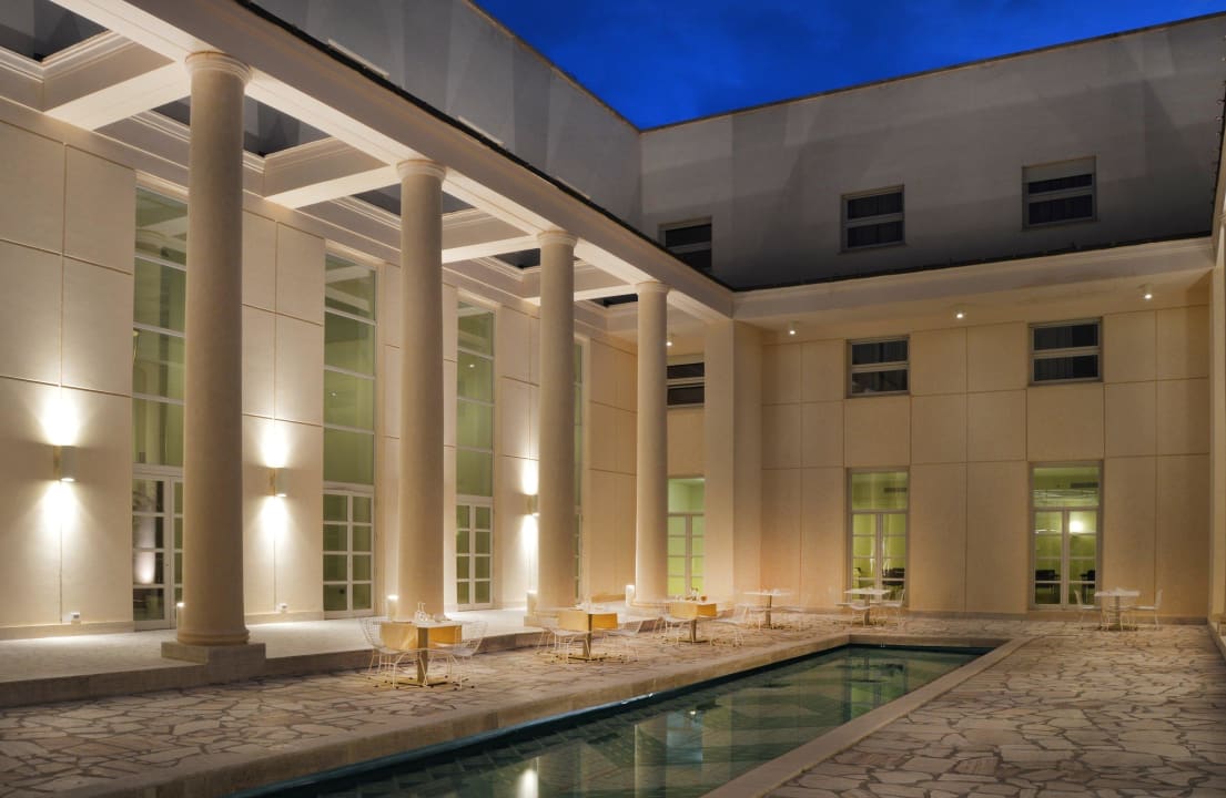 Peristyle lounge area Hotel Palazzo Esedra