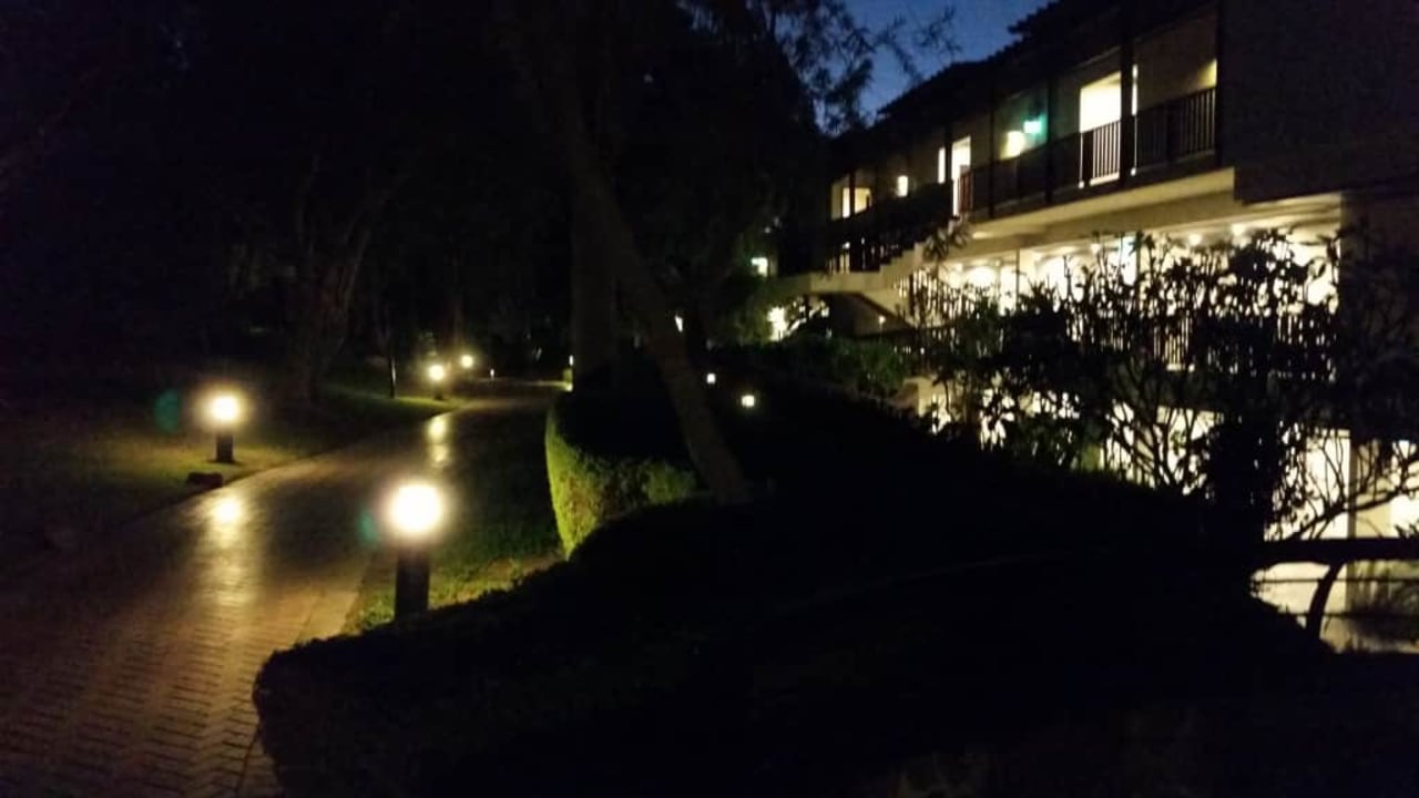 Alejki nocą JA Beach Hotel