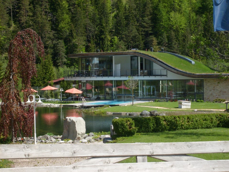 Blick von der Straße zum Spa-(Außen)Bereich Rieser Achensee Resort