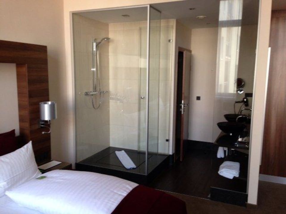 Blick zur Dusche Flemings Selection Hotel Wien-City