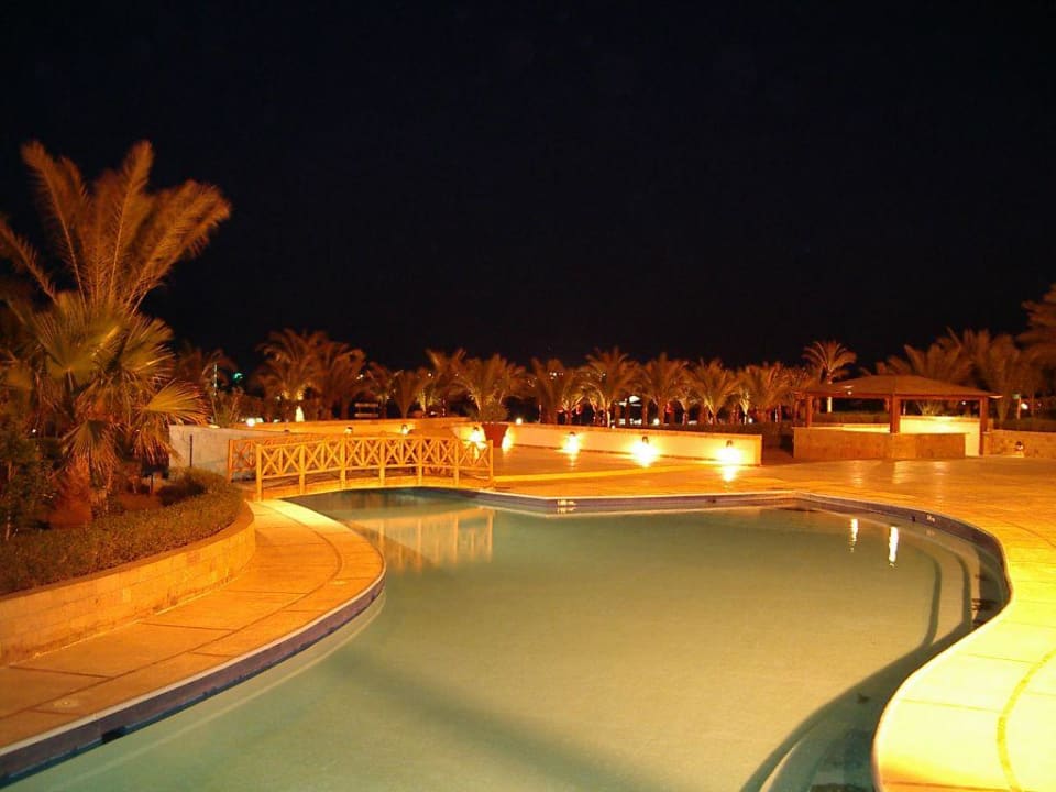 Pool bei Nacht! Fort Arabesque Resort, Spa & Villas