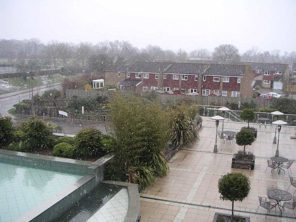 Ausblick zum Garten ( bei Schnee ) Hotel Arora International Gatwick ~ Crawley