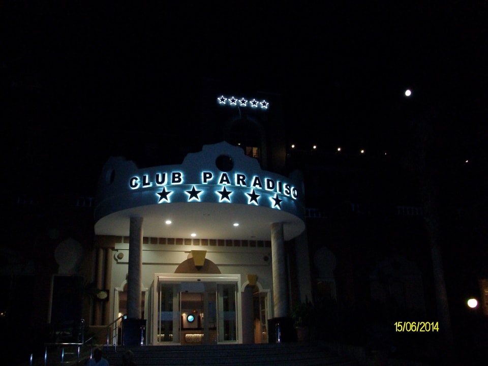 Eingang bei Nacht Hotel Club Paradiso