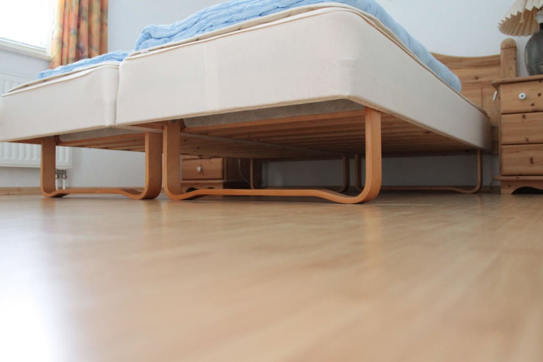 Die Freistehenden Reisebetten im Schlafzimmer Residenz Dünenstraße