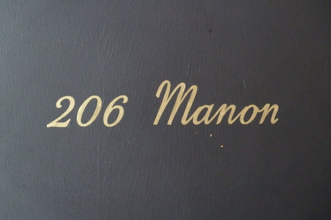 Zimmertür mit Namen Hotel Le Berger