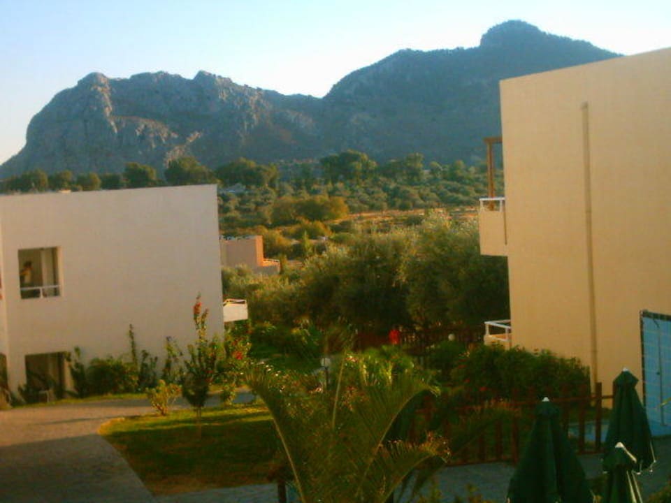 Wege in der Anlage Atlantica Mikri Poli Rhodes